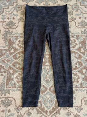 Vuori Clean Elevation Leggings Size L Camo Print Dark Gray High Waisted